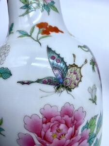 A pair of Chinese Famille rose porcelain vases 