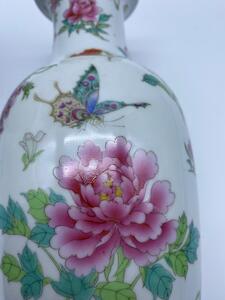 A pair of Chinese Famille rose porcelain vases 